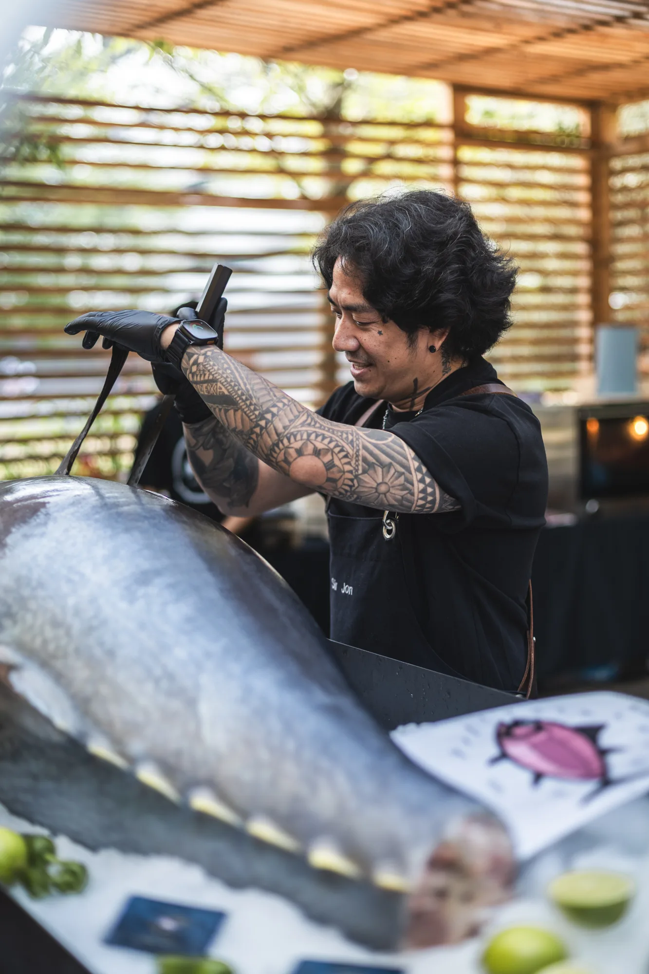 Der Sushi-Meister zerlegt den Bluefin Tuna vor den Gästen am Counter