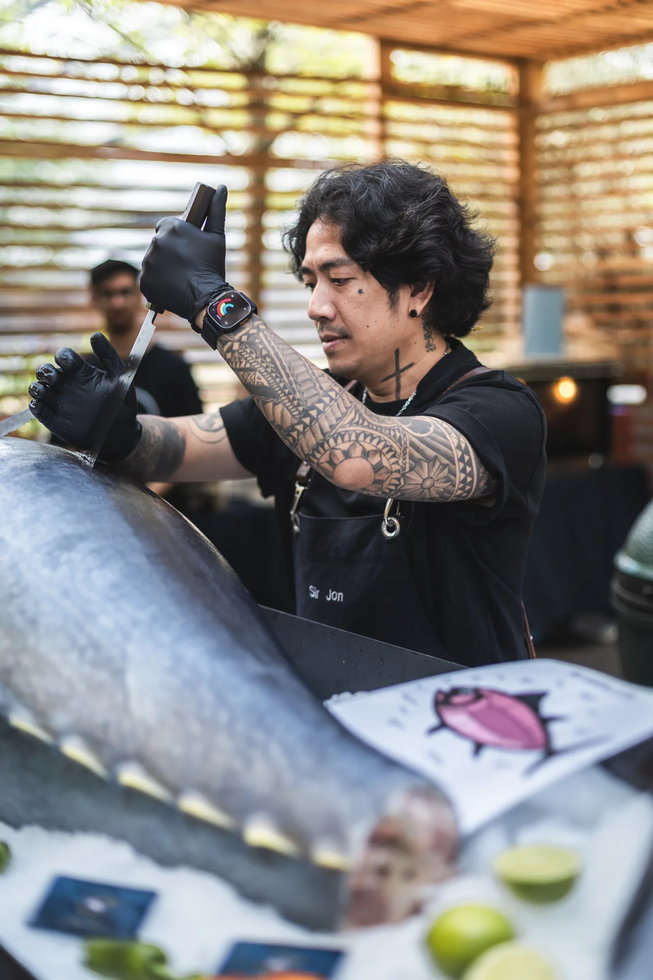 Der Sushi-Meister setzt das lange Messer am Rücken des Bluefin an